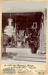 1899. nyarán a régi kápolna már nem állt, helyén folyt az új templom építése. Ezt a fényképet Elbl és Pietsch udvari fényképészek 1899. márciusában készítették, valószínűleg abból a célból, hogy a lebontás előtt még megörökítsék az utókor számára a már akkor is réginek nevezett kápolna Kegy-oltárát. Nem alkottak hiába, jóvoltukból - és annak jóvoltából, aki ezt a képet László atyára bízta - most mi is láthatjuk. Köszönet érte!